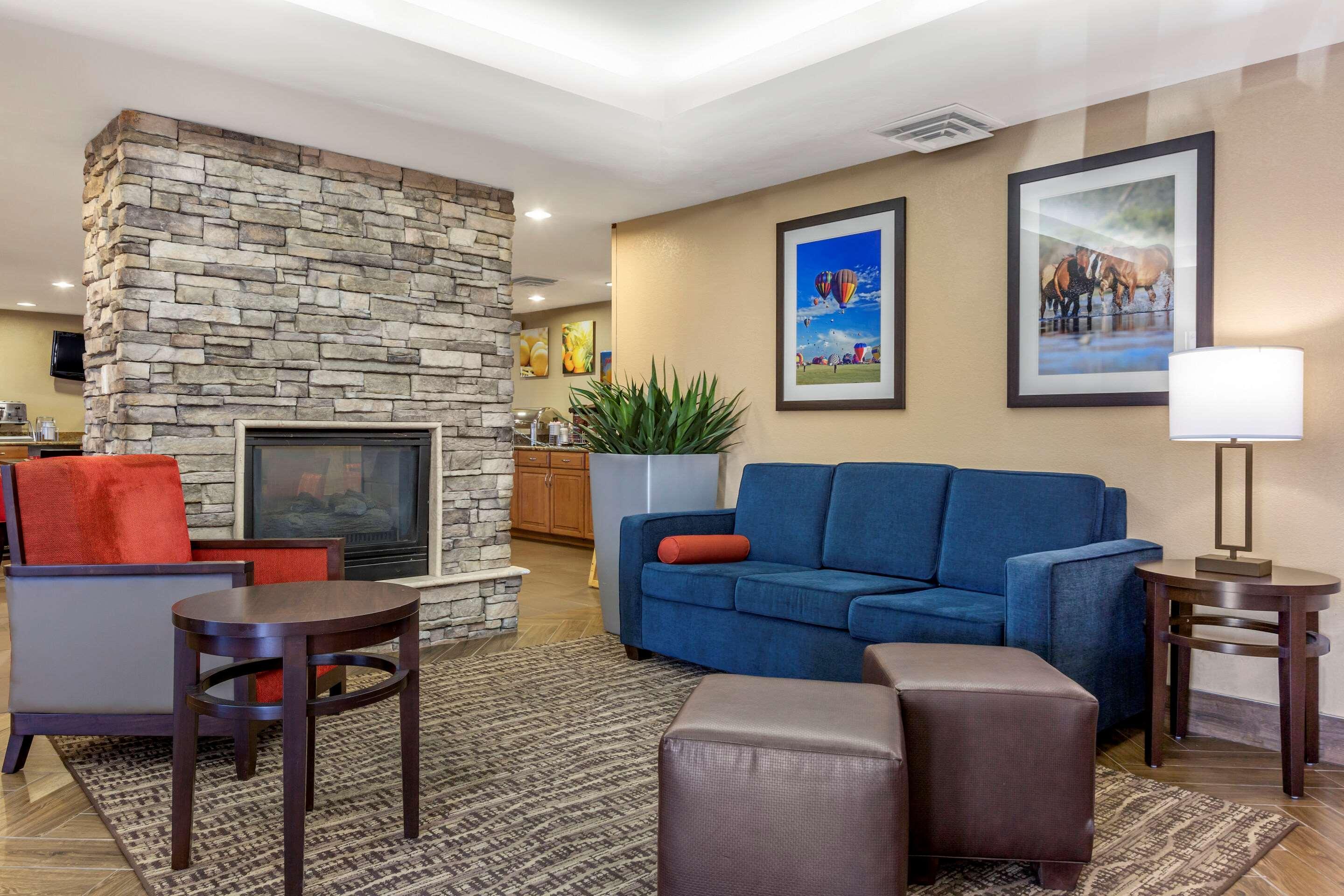 Comfort Inn & Suites Phoenix North - Deer Valley Exterior foto